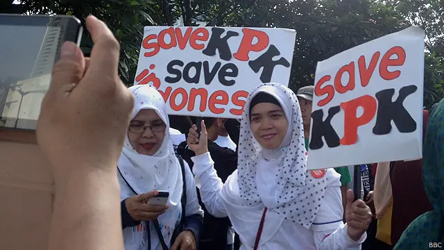 Di sekitar Bundaran HI, Jakarta, dukungan itu ditunjukan antara lain dengan membuat poster 'selamatkan KPK'.