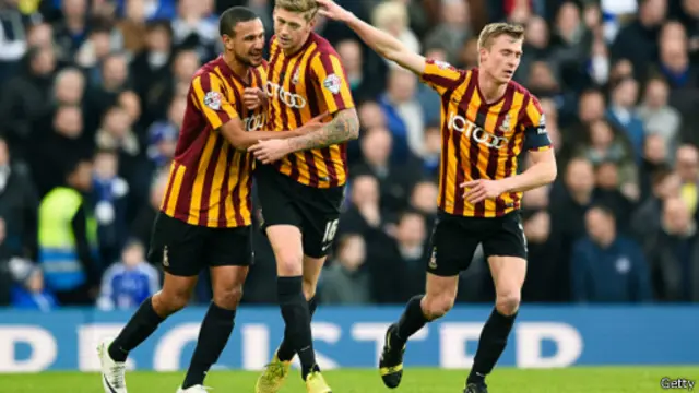 Pemain Bradford City merayakan gol penentu kemenangan atas tuan rumah Chelsea.