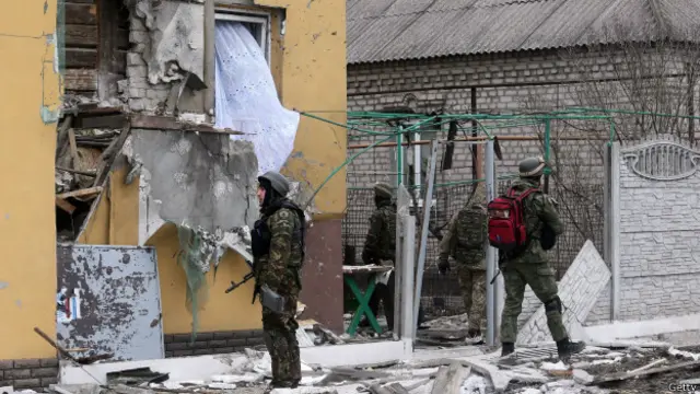 Солдат на фоне дома