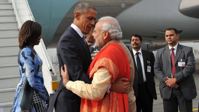 بھارتی وزیر اعظم نے پروٹوکول کے برخلاف امریکی صدر براک اوباما اور ان کی اہلیہ کا اندرا گاندھی بین الاقوامی ہوائی اڈے پر استقبال کیا۔