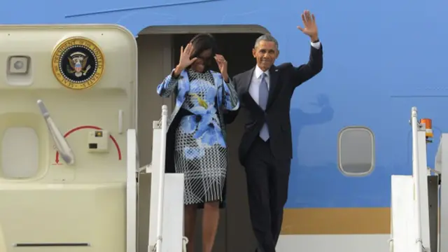 امریکی صدر براک اوباما اپنے خصوصی طیارے ایئر فورس ون سے بھارتی وقت کے مطابق صبح پونے دس بجے دہلی کے اندرا گاندھی ہوائی اڈے پر اترے۔