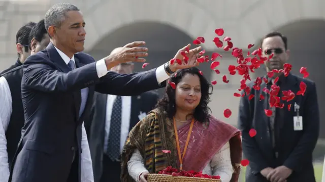 اس موقع پر انھوں نے مہاتما گاندھی کی سمادھی پر گل افشانی کی۔