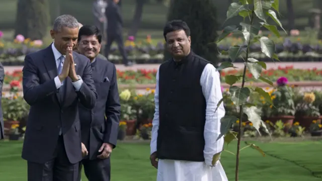 براک اوباما نے مہاتما گاندھی کی سمادھی پر یادگار کے طور پر درخت بھی لگایا۔