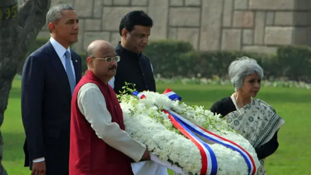 براک اوباما نے اس کے بعد راج گھاٹ جا کر مہاتما گاندھی کی سمادھی پر حاضری دی۔
