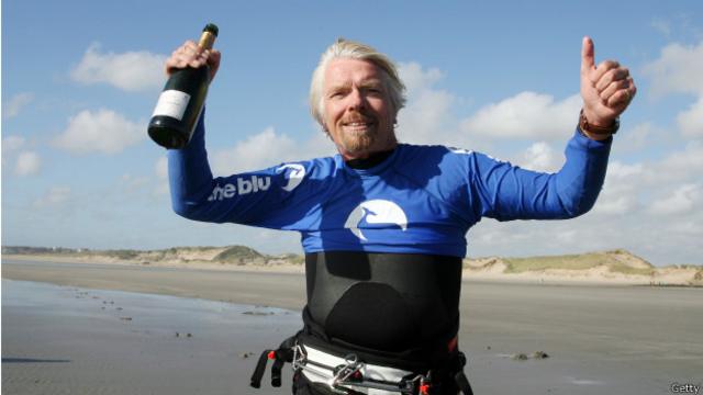 El concepto del "1% más rico" evoca, por ejemplo, la imagen del fundador de Virgin, Richard Branson, haciendo kite surf en su isla.