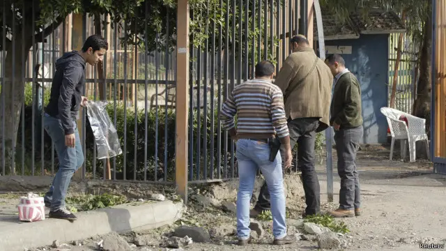 أصيب ضباطا شرطة في تفجير عبوة ناسفة بالعاصمة القاهرة.