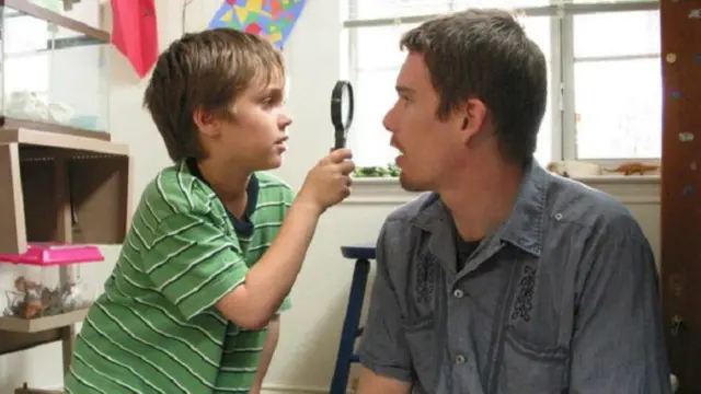 إيلار كولتراين (يسارا) وإيثان هوك في فيلم "الصبا" الذي جرى تصويره على مدار 12 عاما