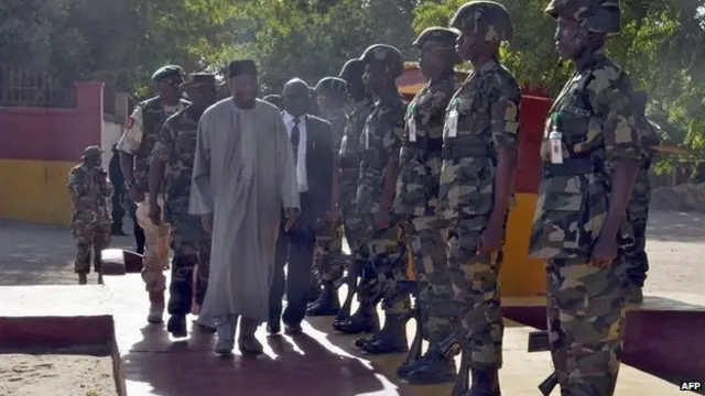 Tổng thống Goodluck Jonathan đến úy lạo quân đội tại Maiduguri