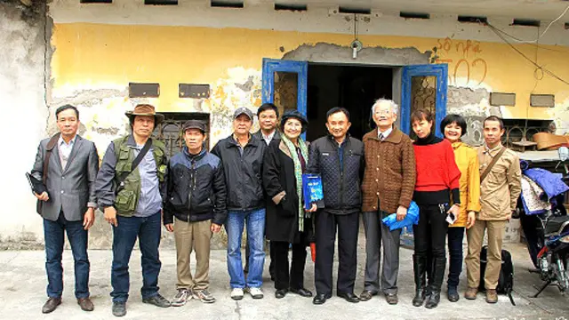 Ông Trần Anh Kim (thứ năm, phải sang) khẳng định có xảy ra vụ 'trấn áp' với đoàn khách thăm nhà ông.