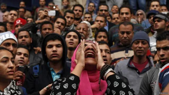 متظاهرون معارضون للحكومة المصرية أمام نقابة الصحفيين في وسط القاهرة. 