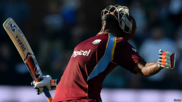 آندرے رسل نے 40 گیندوں پر پانچ چوکوں اور پانچ چھکوں کی مدد سے 64 رنز کی ناقابلِ شکست اننگز کھیلی