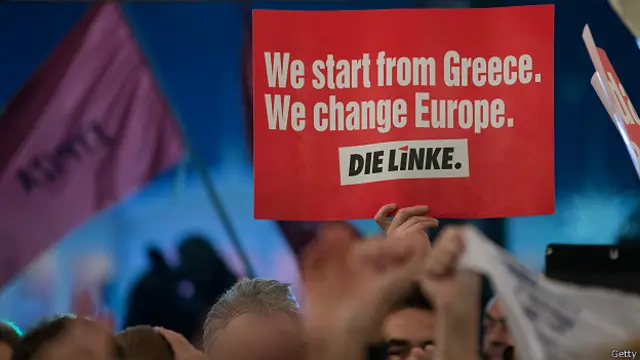 希臘雅典激進左翼聯盟集會上支持者舉起「從希臘開始我們改變歐洲」標語牌（25/1/2015）