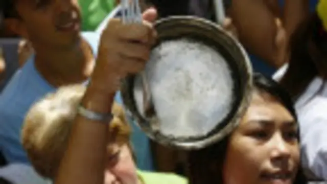 معترضان وضع اقتصادی ونزوئلا بر روی قابلمه‌های خالی کوبیدند