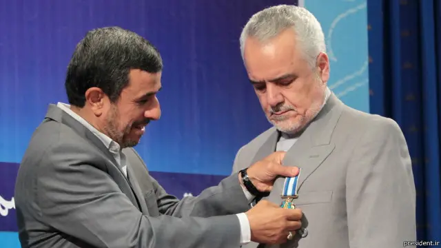 محمود احمدی‌نژاد در حال اعطای نشان درجه یک خدمت به محمدرضا رحیمی