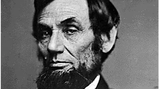 ජනාධිපති ඒබ්‍රහම් ලින්කන් වහල්භාවය අවසන් කළ පසුවත්, තවදුරටත් වහලුන්ව සිටියේ නම් යහපත් බව ඇතැම් වහලුන් ප්‍රකාශ කළැයි ජනාධිපති මෛත්‍රීපාල සිරිසේන සිහිපත් කරයි.