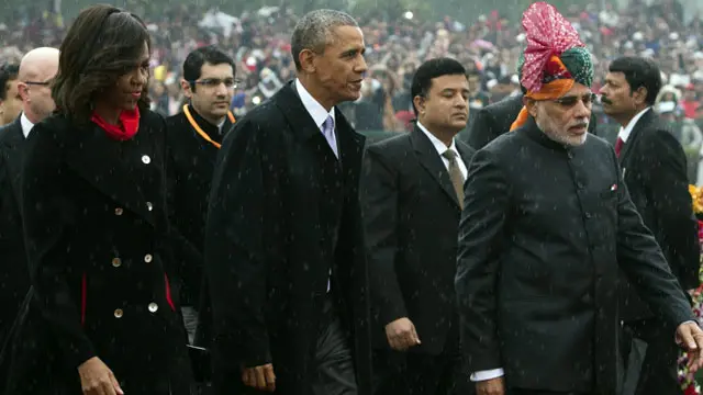 ہلکی بارش میں نریندر مودی نے امریکی صدر براک اوباما اور ان کی اہلیہ مشیل اوباما کا استقبال کیا