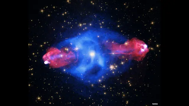 Cygnus A. Raio X: NASA/CXC/SAO; Optical: NASA/STScI; Radio: NSF/NRAO/AUI/VLA