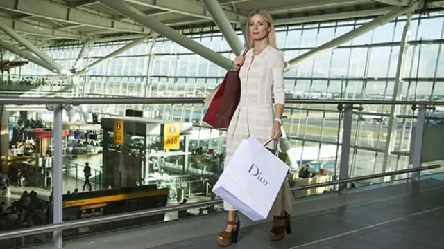 劳拉•贝利为新第五航站楼免税专卖开业拍宣传照