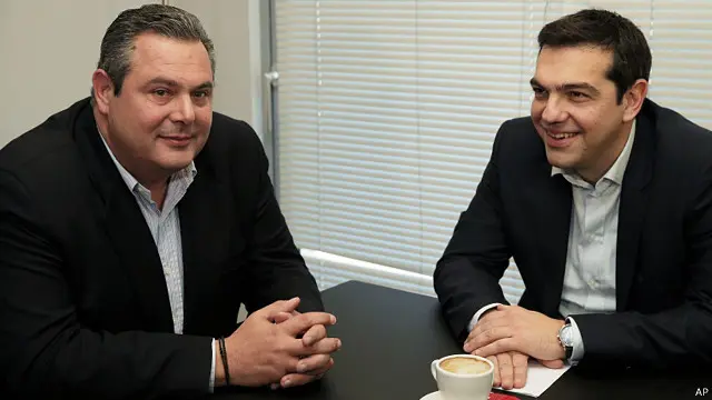 Alexis Tsipras (phải), lãnh đạo Syriza, và Panos Kammenos, chủ tịch Greek Independents, quyết định hợp tác thành lập chính phủ liên minh