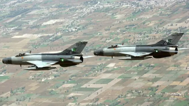 مقامی لوگوں نے بتایا ہے کہ سکیورٹی فورسز نے فضائی حملوں کے ساتھ ساتھ زمینی کارروائی بھی شروع کی ہے