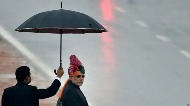 شدید بارش کی وجہ سے پریڈ کے شرکا، شائقین حتیٰ کے مہمان تک بھیگ گئے