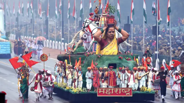 بھارتی ریاست مہارشٹرا کی نمائندگی کرنے والا ایک فلوٹ فنکاروں کے ساتھ پریڈ میں شریک۔