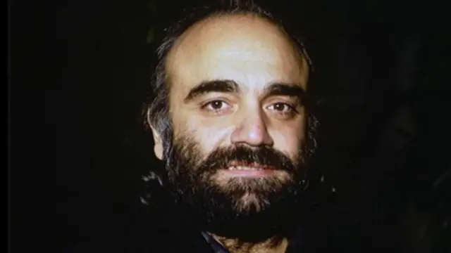 دمیس روسس در ۱۵ ژوئن ۱۹۴۶ در مصر به دنیا آمد