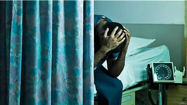 Расстроенный врач