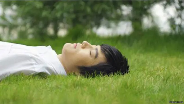 Homem dormindo na grama | Foto: Thinkstock