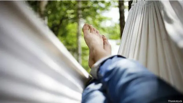 Homem dormindo na rede | Foto: Thinkstock