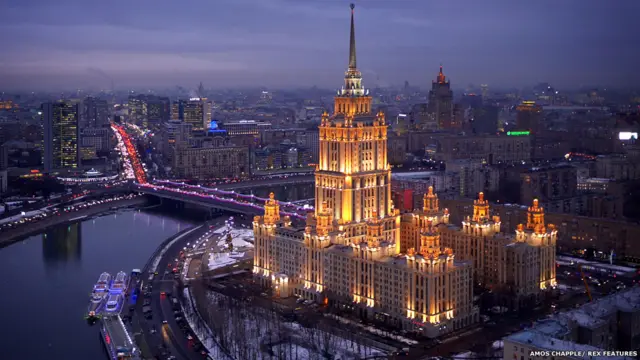 Fotógrafo coloca câmera em equipamento não tripulado para clicar momumentos da capital russa.