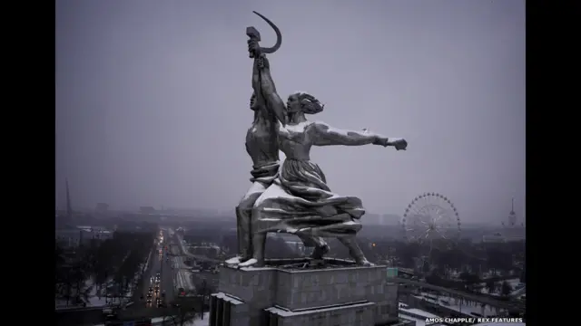 Fotógrafo coloca câmera em equipamento não tripulado para clicar momumentos da capital russa.