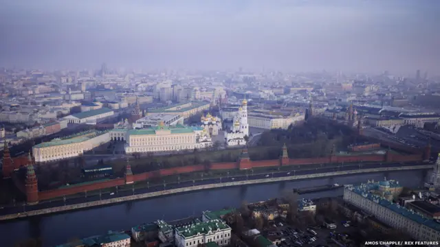 Fotógrafo coloca câmera em equipamento não tripulado para clicar momumentos da capital russa.