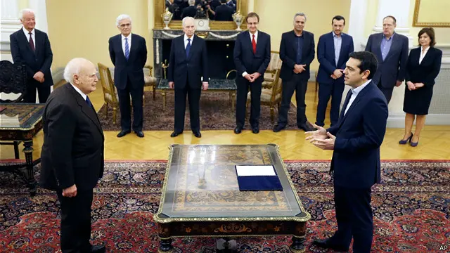 آلکسی سیپراس (راست) در حضور کارلوس پاپولیاس، رئیسجمهوری یونان سوگند یاد کرد