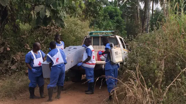 Outre les risques d'infection et le stress d'un métier à risque, les équipes de transport et le personnel de santé sont bien souvent confrontés à la stigmatisation