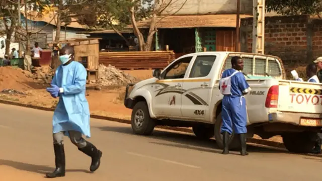 Les équipes de transport et d'enterrements sont bien souvent les plus exposées à la maladie