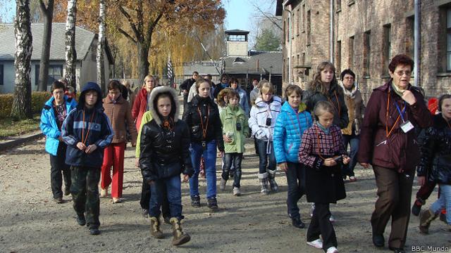 niños visitan Auschwitz