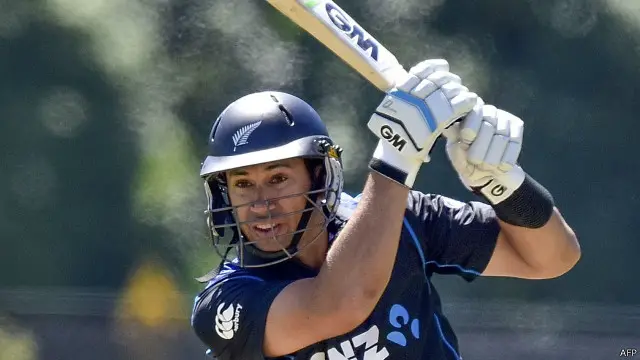 ٹیلر نے ایلیئٹ کے ساتھ مل کر چوتھی وکٹ کے لیے سنچری شراکت قائم کی