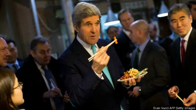 Ngoại trưởng Hoa Kỳ John Kerry đã vui vẻ nếm đồ ăn địa phương trong chuyến công cán tới Seoul hồi tháng 2/2014