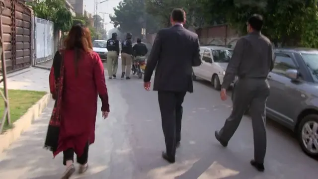 پاکستان میں برطانوی ہائی کمیشن کے عملے کے اراکین ایک شہر میں پولیس کے ہمراہ ایک لڑکی کو بچانے کی مہم پر 