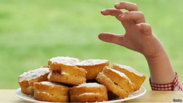 أظهر الكثير من الأبحاث التي أجريت حتى الآن أنه يمكن لعوامل نفسية خفية التأثير على كمية الطعام الذي تتناوله.