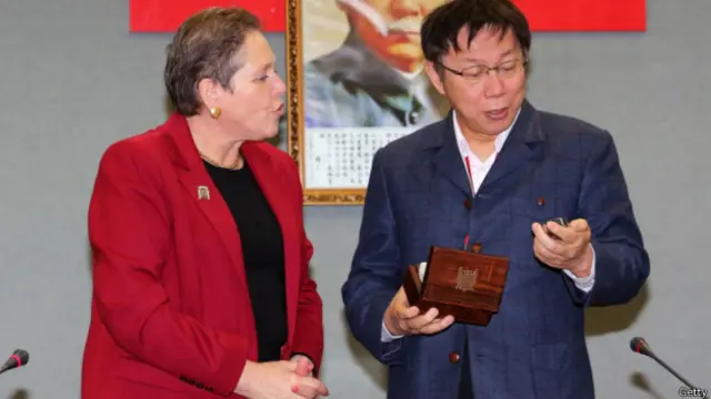 柯文哲在受赠怀表的时候表示可以把其当破铜烂铁卖。