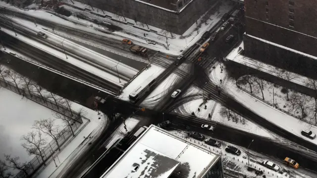 نیو یارک کے حکام نے مقامی وقت رات گیارہ بجے کے بعد سے 6000 کلومیٹر طویل روڈوں کے سلسلے پر گاڑیوں کی آمد و رفت پر پابندی عائد کر دی ہے۔ 