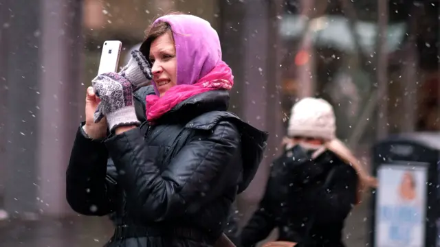 نیو یارک، نیو جرسی، کنیکٹیکٹ، رہوڈ آئی لینڈ اور میساچیوسٹس میں ایمرجنسی نافذ کردی گئی ہے جہاں پر پیشگوئی کی گئی ہے کہ منگل کی صبح لوگوں کو ایک فٹ کی برف صبح بخیر کہے گی۔ 