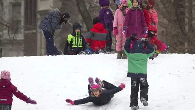 فلیڈیلفیا سے لے کر مین تک شدید برفباری کی پیشگوئی کی گئی ہے۔ ان ریاستوں کے کچھ علاقوں میں ایک گھنٹے میں چار انچ برف پڑی۔ 