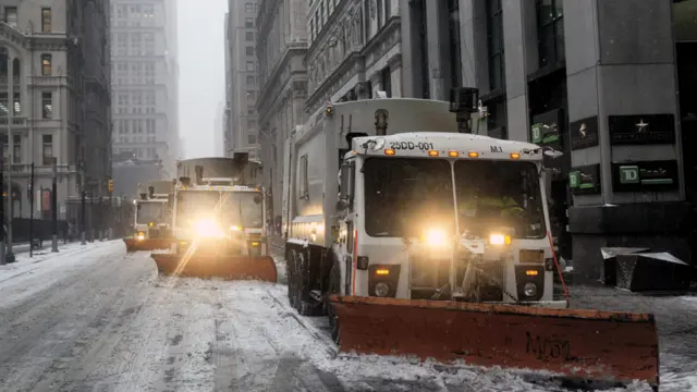 نیو یارک کے میئر نے پریس کانفرنس میں لوگوں کو متنبہ کیا ہے کہ وہ برف صاف کرنے والے 2300 ٹرکوں سے محتاط رہیں۔ ’ہم اس طوفان کو نظر انداز نہیں کر سکتے۔ اگلے چند گھنٹوں میں ہم دیکھیں گے کہ برفانی طوفان بہت تیزی سے اور بہت شدت سے ہم سے ٹکرائے گا۔‘