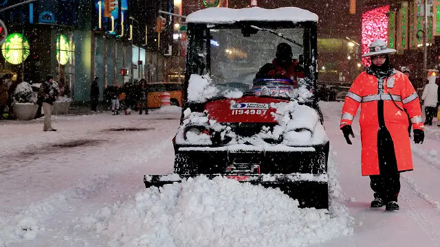 نیو یارک کے میئر نے پریس کانفرنس میں لوگوں کو متنبہ کیا ہے کہ وہ برف صاف کرنے والے 2300 ٹرکوں سے محتاط رہیں
