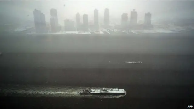 美国东北部数州受到飓风式的强风暴雪吹袭，