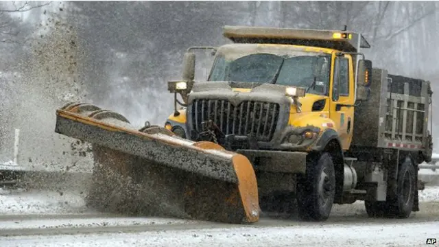 当局派出许多铲雪车除雪。