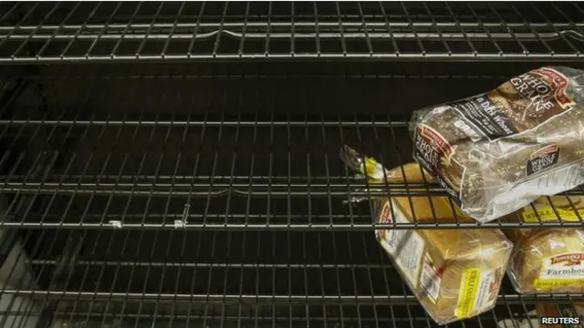 东岸一些超市货架开始清空。